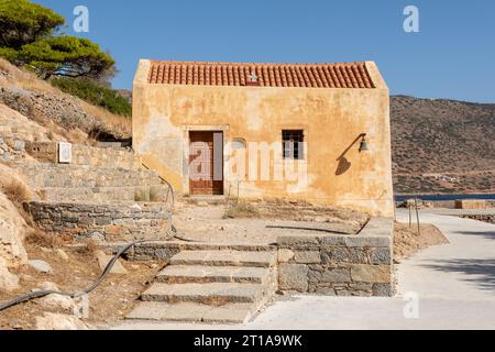 Heller und blauer Himmel am Morgen in der Kirche Agios Georgios auf der Insel Spinalonga. Kreta, Griechenland. Stockfoto