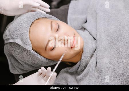 Woman Nadel Injection Filler zum Lifting von Gesicht entfernt Falten in der Facial Spa Hautpflege Klinik Stockfoto