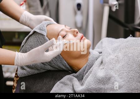 Woman Nadel Injection Filler zum Lifting von Gesicht entfernt Falten in der Facial Spa Hautpflege Klinik Stockfoto