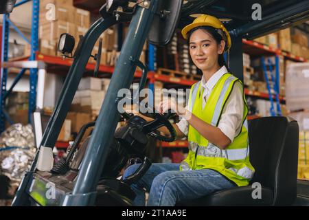 Gabelstaplerfahrer junge Mitarbeiter Frau in der Lagerlogistik, die Frachtprodukte in der Lagerindustrie verladet Stockfoto