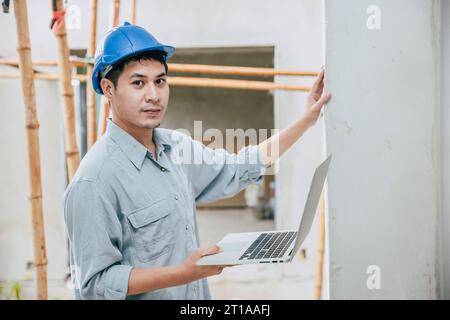 Bauingenieurmitarbeiter arbeiten an der Betonqualitätsprüfung und bauen die Festigkeit der Struktur aus Sicherheitsgründen Stockfoto