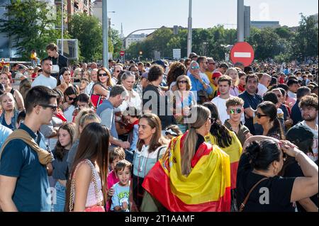 Madrid, Spanien. Oktober 2023. Die Menschen nehmen an der Militärparade zum spanischen Nationalfeiertag Teil. Die jährliche Militärparade zum Nationalfeiertag wird am 12. Oktober 2023 in Madrid, Spanien, gefeiert. (Foto: Miguel Candela/SOPA Images/SIPA USA) Credit: SIPA USA/Alamy Live News Stockfoto