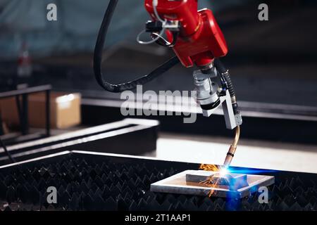 Nahaufnahme Roboter Arm Metall Argon Schweißmaschine Arbeit. Robotertechnik in der wertvollen Automatisierungs- und Fertigungsindustrie Stockfoto