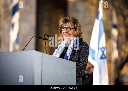 München, Deutschland. Oktober 2023. Charlotte Knobloch, Präsidentin der Jüdischen Gemeinde München und Oberbayern, spricht bei einer Gedenkfeier der Jüdischen Gemeinde vor Münchens Hauptsynagoge Ohel Jakob. Die Gedenkfeier fand unter dem Motto 'Trauer neben Israel' statt. Quelle: Matthias Balk/dpa/Alamy Live News Stockfoto