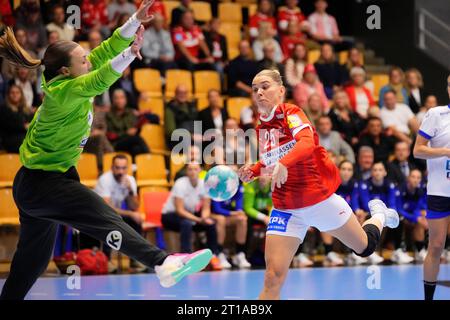 Forum Horsens, Dänemark, 12. Oktober 2023. Trine Ostergaard, Dänemark (25) erzielt im Handballspiel der Europameisterschaft Dänemark gegen Kosovo im Forum Horsens, Dänemark, 12. Oktober 2023 gegen Kosovo. Stockfoto