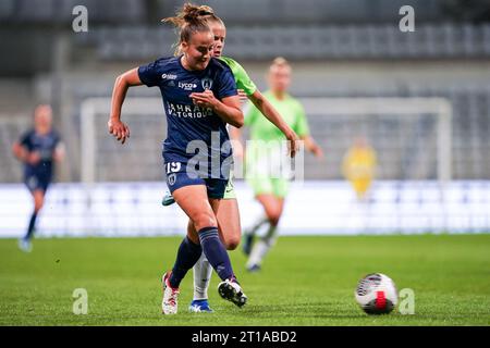 Paris, Paris. Oktober 2023. Paris, Frankreich, 10. Oktober 2023: Thea Greboval (19 Paris) gibt den Ball während des ersten Ausspiels der UEFA Women's Champions League Runde 2 zwischen Paris FC und VFL Wolfsburg im Stade Charlety in Paris. (Daniela Porcelli/SPP) Credit: SPP Sport Press Photo. /Alamy Live News Stockfoto
