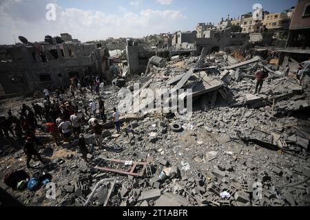 Rafah, Gaza. Oktober 2023. Palästinensische Retter durchsuchen die Trümmer zerstörter Gebäude nach einem israelischen Streik am 12. Oktober 2023 in Rafah im südlichen Gazastreifen. Foto: Ismael Mohamad/UPI Credit: UPI/Alamy Live News Stockfoto