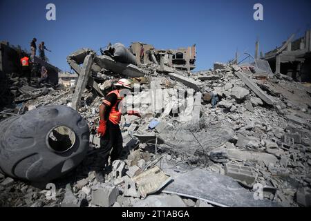 Rafah, Gaza. Oktober 2023. Palästinensische Retter durchsuchen die Trümmer zerstörter Gebäude nach einem israelischen Streik am 12. Oktober 2023 in Rafah im südlichen Gazastreifen. Foto: Ismael Mohamad/UPI Credit: UPI/Alamy Live News Stockfoto