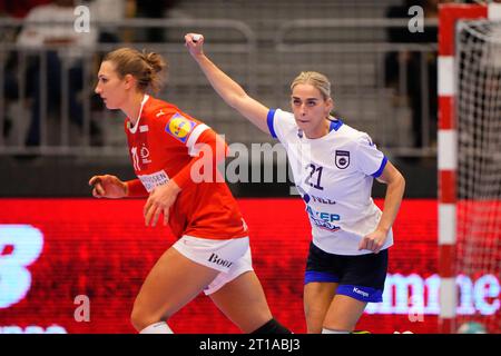 Forum Horsens, Dänemark, 12. Oktober 2023. Leonora Demaj, Kosovo (21) feiert im Handballspiel der Europameisterschaft Dänemark gegen Kosovo im Forum Horsens, Dänemark, 12. Oktober 2023. Stockfoto