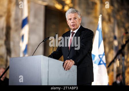 München, Deutschland. Oktober 2023. Dieter Reiter (SPD), Oberbürgermeister von München, spricht bei einer Gedenkfeier der Jüdischen Gemeinde München und Oberbayern vor Münchens Hauptsynagoge Ohel Jakob. Die Gedenkfeier fand unter dem Motto 'Trauer neben Israel' statt. Quelle: Matthias Balk/dpa/Alamy Live News Stockfoto