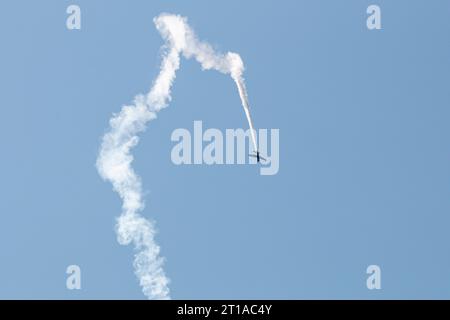 Kunstflugzeuge führen Manöver am Himmel durch, Berlin, Deutschland Stockfoto