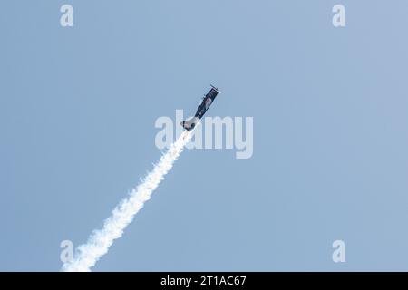 Kunstflugzeuge führen Manöver am Himmel durch, Berlin, Deutschland Stockfoto