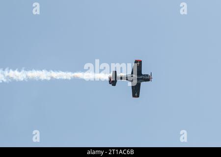 Kunstflugzeuge führen Manöver am Himmel durch, Berlin, Deutschland Stockfoto