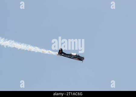 Kunstflugzeuge führen Manöver am Himmel durch, Berlin, Deutschland Stockfoto