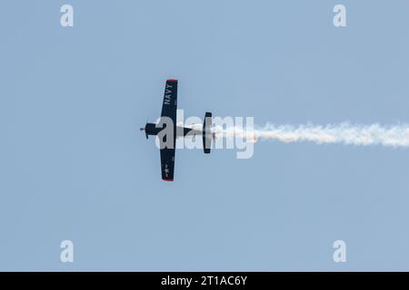 Kunstflugzeuge führen Manöver am Himmel durch, Berlin, Deutschland Stockfoto