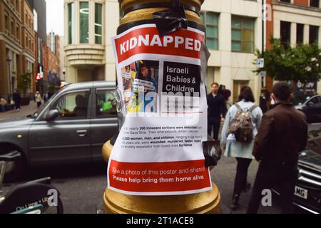 London, Großbritannien. Oktober 2023. Plakate von Israelis, die angeblich von der Hamas entführt wurden, wurden im Londoner West End aufgestellt, während der Krieg zwischen Israel und der Hamas tobt. (Foto: Vuk Valcic/SOPA Images/SIPA USA) Credit: SIPA USA/Alamy Live News Stockfoto