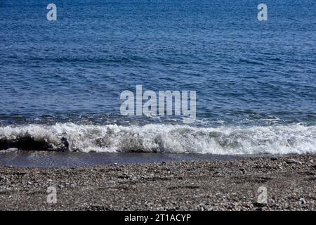 Meer-, Ufer- und Kiesstrand, Eristos, Insel Tilos. Vom Juni/Juli 2023. Stockfoto