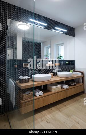 Schrank mit zwei Waschbecken im Badezimmer eines modernen Hauses Stockfoto
