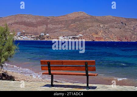 Bank mit Blick auf das Meer und über die Bucht in Richtung Livadia, Insel Tilos. Vom Juni/Juli 2023. Stockfoto