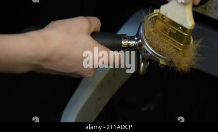 Blasen des Dampfrohrs der Kaffeemaschine. Desinfektion von Geschirr mit Dampf aus einer Kaffeemaschine. Pflege der Sauberkeit und Hygiene in der Bar Stockfoto