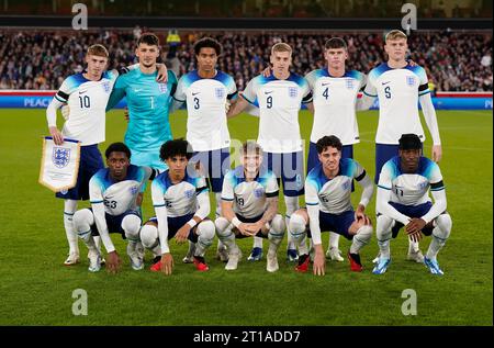 Nottingham, Großbritannien. Oktober 2023. Die englische Mannschaftsgruppe vor dem Spiel während des Qualifikationsspiels der UEFA-U21-Europameisterschaft auf dem City Ground, Nottingham. Der Bildnachweis sollte lauten: Andrew Yates/Sportimage Credit: Sportimage Ltd/Alamy Live News Stockfoto