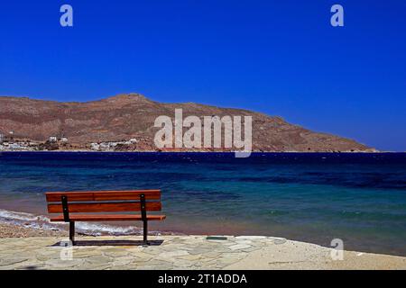 Bank mit Blick auf das Meer und über die Bucht in Richtung Livadia, Insel Tilos. Vom Juni/Juli 2023. Stockfoto