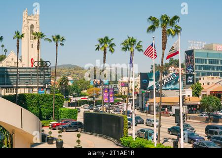 Los Angeles, Kalifornien, USA - 26. April 2023. Berühmtes Hollywood-Schild auf den Hollywood-Hügeln an einem hellen, sonnigen Tag, Blick vom Einkaufszentrum Ovation Stockfoto