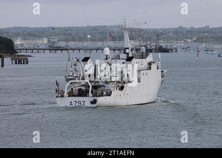 Das Vermessungsschiff der Laperouse-Klasse FS BORDA der französischen Marine steuert auf einen Liegeplatz in der Marinebasis zu Stockfoto