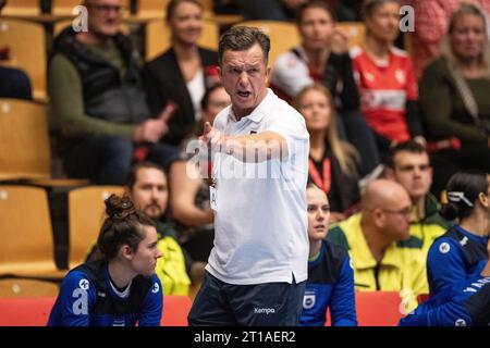 Forum Horsens, Dänemark, 12. Oktober 2023. Kosovo-Trainer Agron Shabani reagiert beim Handballspiel der Europameisterschaft Dänemark gegen Kosovo im Forum Horsens, Dänemark, 12. Oktober 2023. Stockfoto