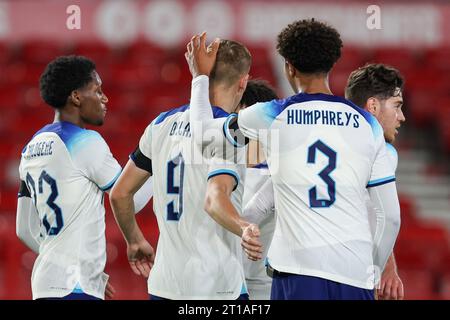 Nottingham, Großbritannien. Oktober 2023. Englands Nummer 9, Liam Delap, wird für das zweite Tor zwischen England U-21 und Serbien U-21 am 12. Oktober 2023 auf dem City Ground in Nottingham, England, gratuliert. Foto von Stuart Leggett. Nur redaktionelle Verwendung, Lizenz für kommerzielle Nutzung erforderlich. Keine Verwendung bei Wetten, Spielen oder Publikationen eines einzelnen Clubs/einer Liga/eines Spielers. Quelle: UK Sports Pics Ltd/Alamy Live News Stockfoto