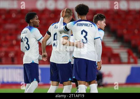 Nottingham, Großbritannien. Oktober 2023. Englands Nummer 9, Liam Delap, wird für das zweite Tor zwischen England U-21 und Serbien U-21 am 12. Oktober 2023 auf dem City Ground in Nottingham, England, gratuliert. Foto von Stuart Leggett. Nur redaktionelle Verwendung, Lizenz für kommerzielle Nutzung erforderlich. Keine Verwendung bei Wetten, Spielen oder Publikationen eines einzelnen Clubs/einer Liga/eines Spielers. Quelle: UK Sports Pics Ltd/Alamy Live News Stockfoto