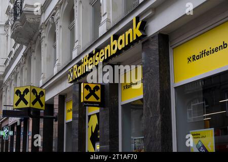 Prag, CZ - 10. Oktober 2023: Schild der Raiffeisenbank an einem historischen Gebäude in Prag an der Straße. Bank- und Finanzkonzept. EDITORIAL Stockfoto