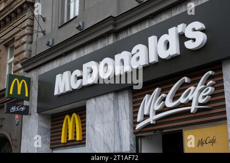 Prag, CZ - 10. Oktober 2023: McDonald's Schild am Restaurant in einem historischen Gebäude in Prag auf der Straße. Fastfood-Konzept. EDITORIAL Stockfoto