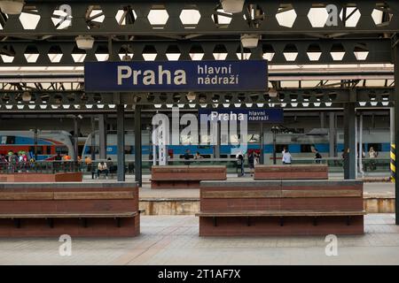 Prag, CZ - 31. juli 2021: Hauptbahnhof in Prag mit Zug. Ankunft auf Plattformen. Praha Hlavni Nadrazi, was Hauptbahnhof bedeutet. Ed Stockfoto