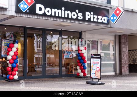 Neuwied, Deutschland - 9. Oktober 2023: Eingang des lokalen Domino's Pizza Restaurants. Domino's ist eine multinationale amerikanische Pizzarestaurant-Kette. Stockfoto