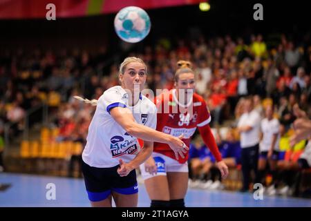 Forum Horsens, Dänemark, 12. Oktober 2023. Leonora Demaj, Kosovo (L) in Aktion beim Handballspiel der Europameisterschaft Dänemark gegen Kosovo im Forum Horsens, Dänemark, 12. Oktober 2023. Stockfoto