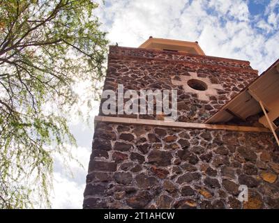 Der historische Lava Rock Aussichtsturm an einem sonnigen Tag im Kona Inn Shopping Village in der Innenstadt von Kailua-Kona, auf Hawaiis Big Island. Stockfoto