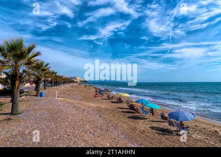 Oropesa del Mar Strand von Playa Morro de GOS mit Palmen in der Nähe von Benicassim und Spanien Stockfoto