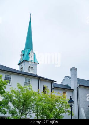 Blick auf den Kirchturm von St. George's Episcopal Church in Fredericksburg, Virginia, vom Marktplatz aus gesehen. Stockfoto