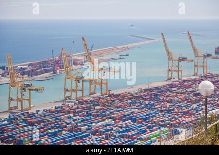 Container warten tagsüber auf den Versand im Hafen von Barcelona Stockfoto