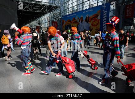 New York, Usa. Oktober 2023. Cosplayer besuchen die New York Comic Con am Donnerstag, den 12. Oktober 2023, im Jacob K. Javits Center in New York City. Die New York Comic Con ist eine jährlich stattfindende New Yorker Fankonvention, die sich mit Comics, Graphic Novels, Anime, Manga, Videospielen, Spielzeug, Filme und Fernseher. Die erste Veranstaltung fand 2006 statt. Foto: John Angelillo/UPI Credit: UPI/Alamy Live News Stockfoto