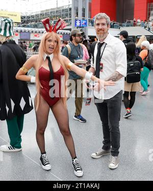 New York, Usa. Oktober 2023. Cosplayer besuchen die New York Comic Con am Donnerstag, den 12. Oktober 2023, im Jacob K. Javits Center in New York City. Die New York Comic Con ist eine jährlich stattfindende New Yorker Fankonvention, die sich mit Comics, Graphic Novels, Anime, Manga, Videospielen, Spielzeug, Filme und Fernseher. Die erste Veranstaltung fand 2006 statt. Foto: John Angelillo/UPI Credit: UPI/Alamy Live News Stockfoto