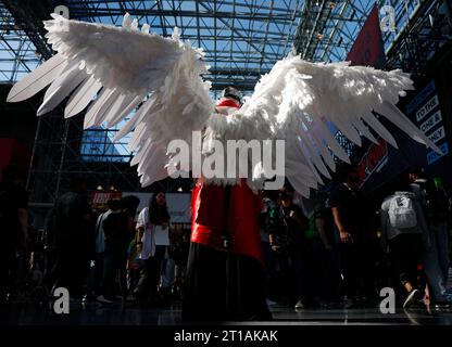 New York, Usa. Oktober 2023. Cosplayer besuchen die New York Comic Con am Donnerstag, den 12. Oktober 2023, im Jacob K. Javits Center in New York City. Die New York Comic Con ist eine jährlich stattfindende New Yorker Fankonvention, die sich mit Comics, Graphic Novels, Anime, Manga, Videospielen, Spielzeug, Filme und Fernseher. Die erste Veranstaltung fand 2006 statt. Foto: John Angelillo/UPI Credit: UPI/Alamy Live News Stockfoto