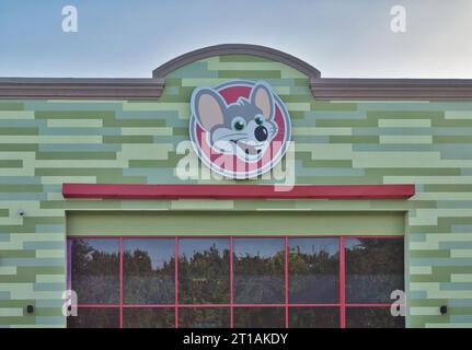 Houston, Texas USA 07-30-2023: Chuck E. Cheese Logo und Außenansicht in Houston, Texas. Amerikanisches Restaurant und Unterhaltungskette. Stockfoto