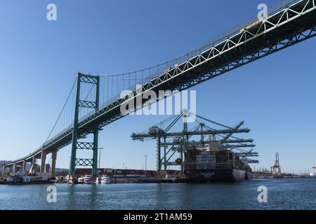 Los Angeles, Kalifornien, USA - 4. Oktober 2023: Blick auf die Vincent Thomas Bridge und die Hafenkrane in San Pedro, Kalifornien. Stockfoto