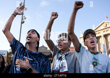 Barcelona, Spanien. Oktober 2023. Palästinensische Männer rufen 'Allahu akbar'! Während der antikolonialistischen Demonstration. Quelle: SOPA Images Limited/Alamy Live News Stockfoto