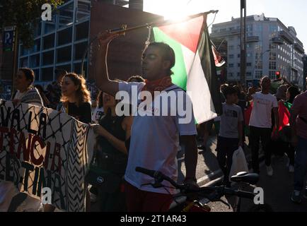 Barcelona, Spanien. Oktober 2023. Ein Mann hebt während der antikolonialistischen Demonstration eine palästinensische Flagge. (Foto: Ximena Borrazas/SOPA Images/SIPA USA) Credit: SIPA USA/Alamy Live News Stockfoto