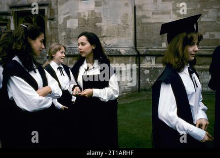 Oxford University, Student des Magdalen College, der sich auf ein formelles Foto eines Immatrikulators vorbereitet. Oxford, Oxfordshire, England, September 1990 1995 UK HOMER SYKES Stockfoto