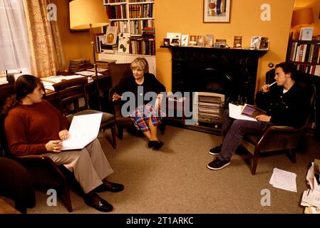 Dr. Gillian Lewis Geschichte Don am St. Annes College. Sie gibt Studenten der Oxford University ein Tutorial in ihren Zimmern. Oxford, Oxfordshire, England 1990er Jahre 1995 UK HOMER SYKES Stockfoto