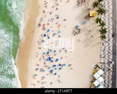 Von oben aus sehen Sie Menschen, die sich sonnen und den Sommer am Copacabana Beach in Rio de Janeiro, Brasilien, genießen. Stockfoto